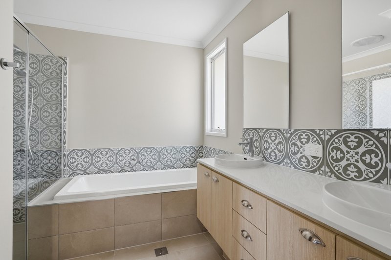 Photo - 23 Emerald Place, Bridgeman Downs QLD 4035 - Image 6