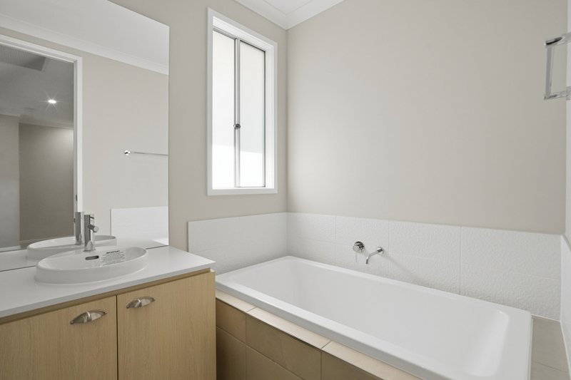 Photo - 23 Emerald Place, Bridgeman Downs QLD 4035 - Image 10