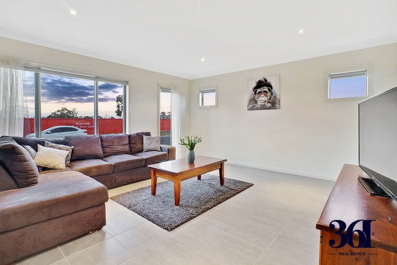 Photo - 23 Exploration Avenue, Werribee VIC 3030 - Image 2