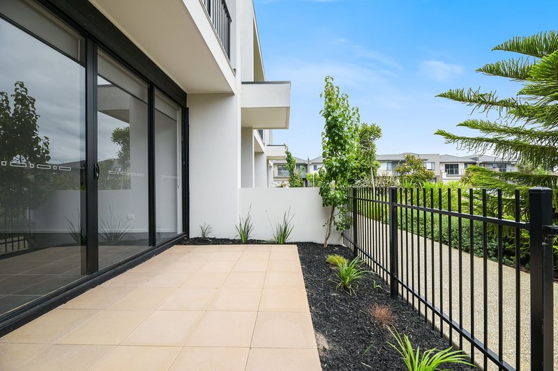 Photo - 23 Fawkner Walk, Clyde North VIC 3978 - Image 2