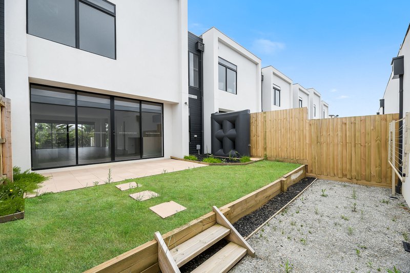 Photo - 23 Fawkner Walk, Clyde North VIC 3978 - Image 14