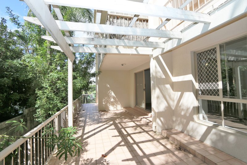 Photo - 2/3 Garden Street, Southport QLD 4215 - Image 1