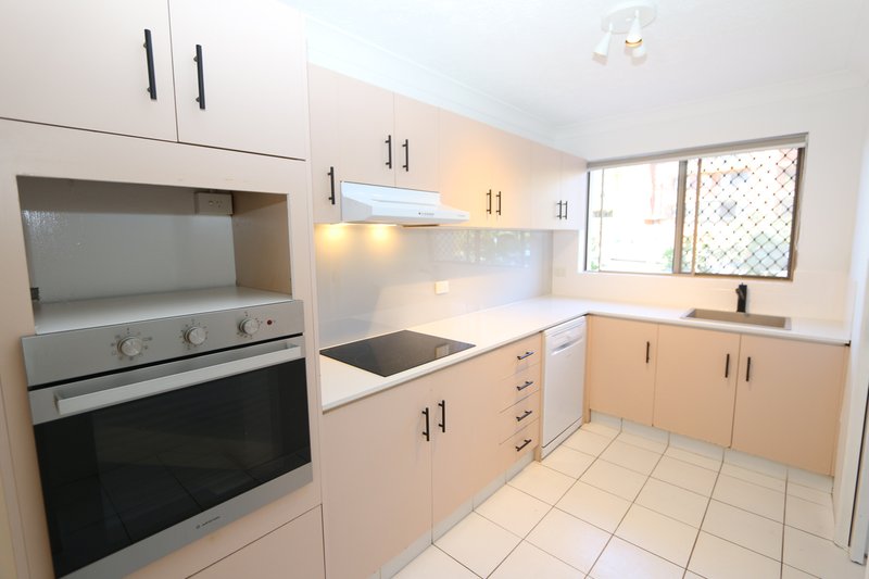 Photo - 2/3 Garden Street, Southport QLD 4215 - Image 2