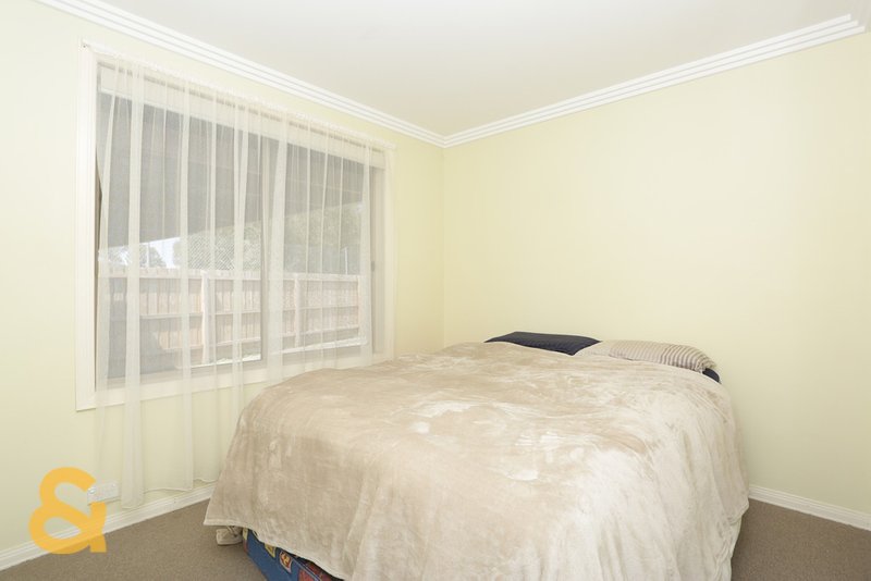 Photo - 23 Gaynor Crescent, Gladstone Park VIC 3043 - Image 6