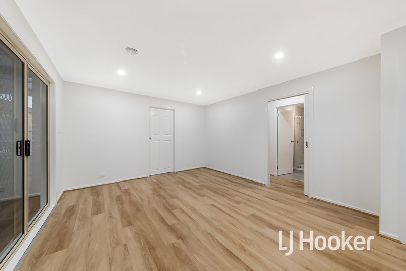 Photo - 23 Genoa Way, Cranbourne West VIC 3977 - Image 5