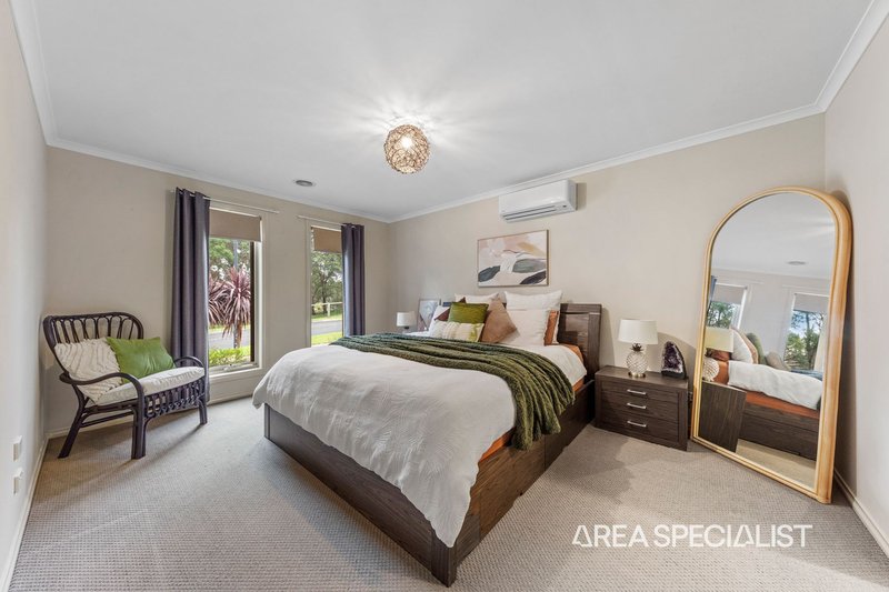 Photo - 23 Half Moon Crescent, Pakenham VIC 3810 - Image 4