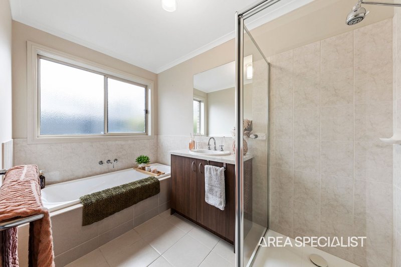Photo - 23 Half Moon Crescent, Pakenham VIC 3810 - Image 8