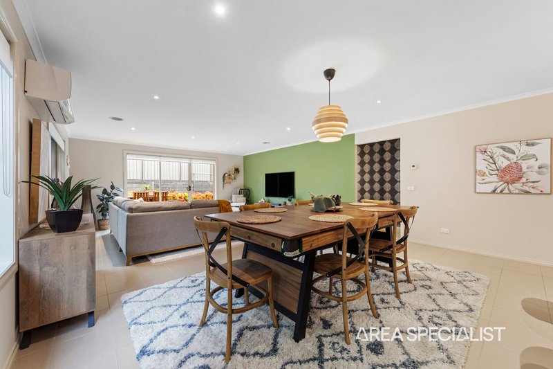 Photo - 23 Half Moon Crescent, Pakenham VIC 3810 - Image 16