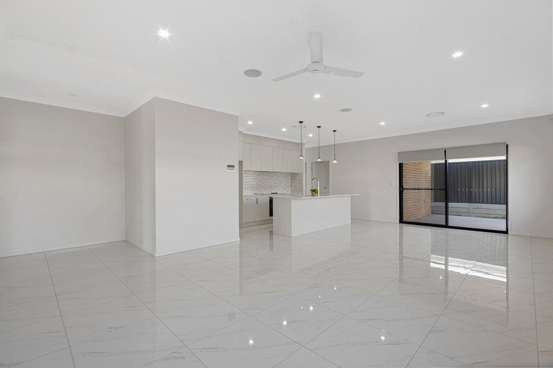 Photo - 23 Hewing Place, Park Ridge South QLD 4125 - Image 3