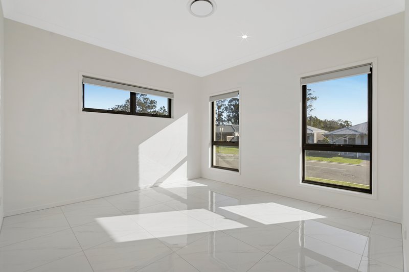 Photo - 23 Hewing Place, Park Ridge South QLD 4125 - Image 6