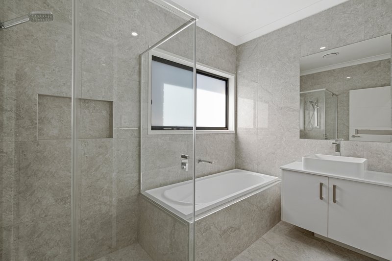 Photo - 23 Hewing Place, Park Ridge South QLD 4125 - Image 10