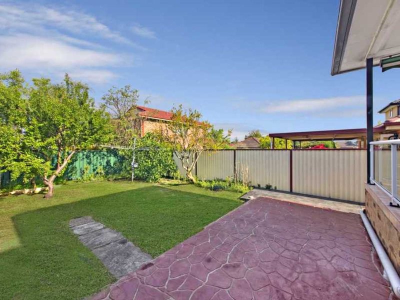 Photo - 23 Hillcrest Avenue, Greenacre NSW 2190 - Image 6