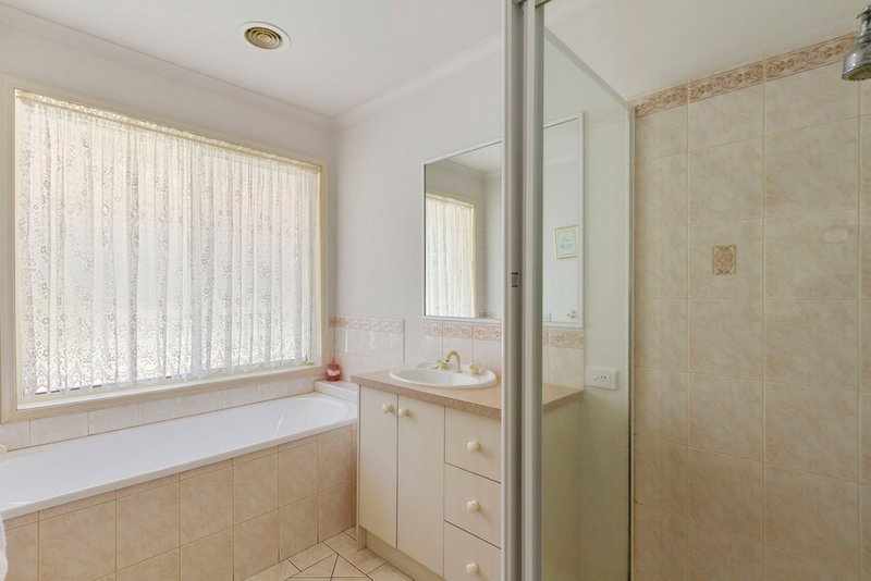 Photo - 23 Holly Green Close, Rowville VIC 3178 - Image 5