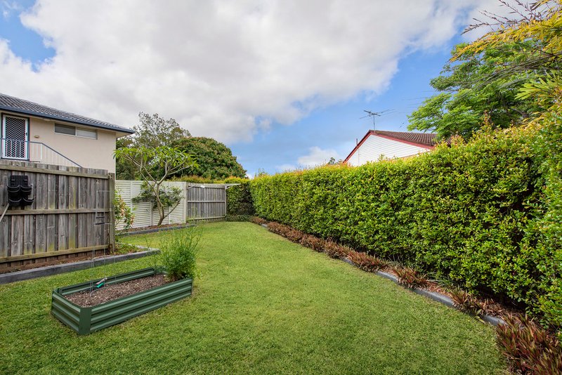 Photo - 2/3 Honeysuckle Street, Mansfield QLD 4122 - Image 9