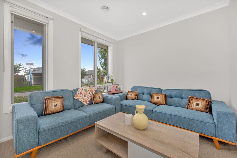 Photo - 23 Hues Street, Craigieburn VIC 3064 - Image 6