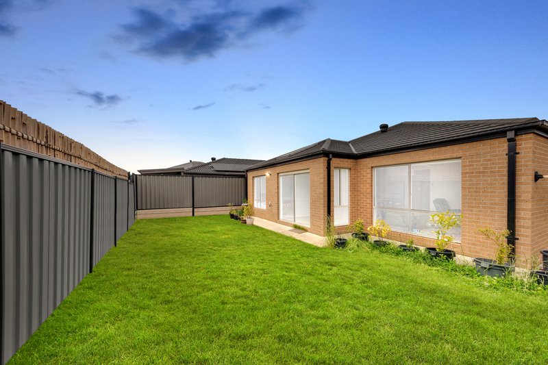 Photo - 23 Hues Street, Craigieburn VIC 3064 - Image 9