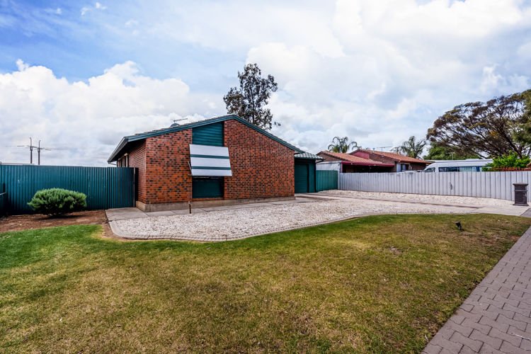 Photo - 23 Illalong Crescent, Munno Para SA 5115 - Image 3