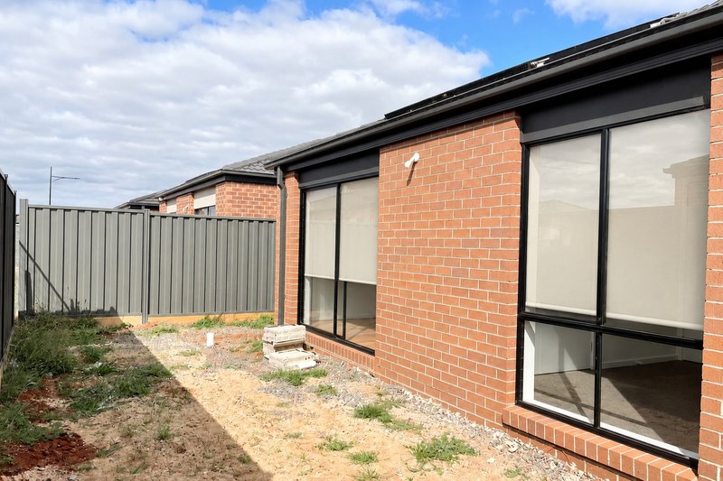 Photo - 23 Innage Avenue, Strathtulloh VIC 3338 - Image 3