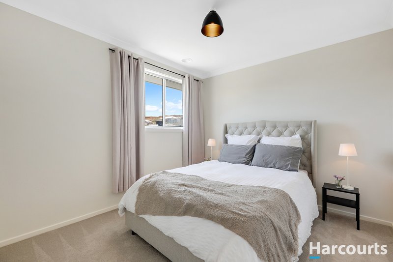 Photo - 23 King Parrot Boulevard, Drouin VIC 3818 - Image 11