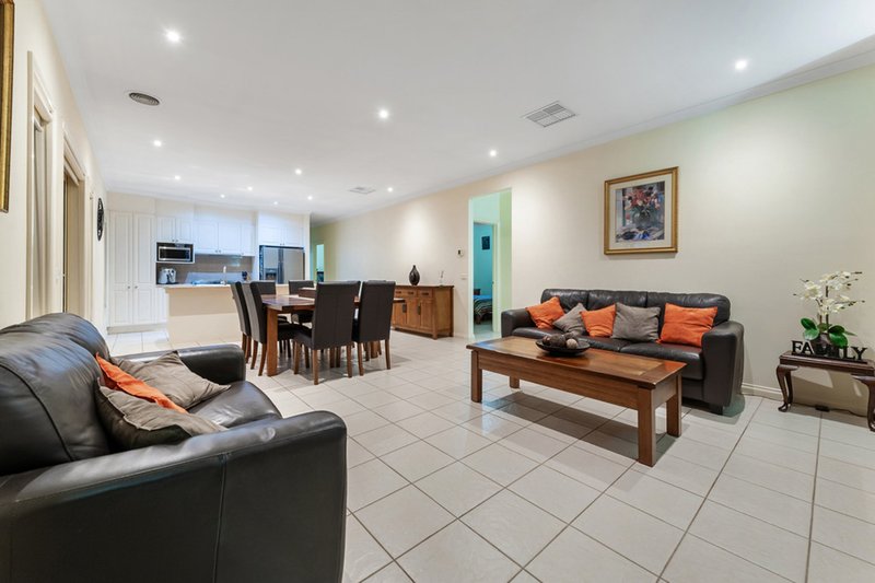 Photo - 23 Kings Glen, Craigieburn VIC 3064 - Image 11