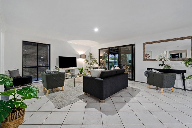 Photo - 23 Knightsbridge Place, Bridgeman Downs QLD 4035 - Image 8