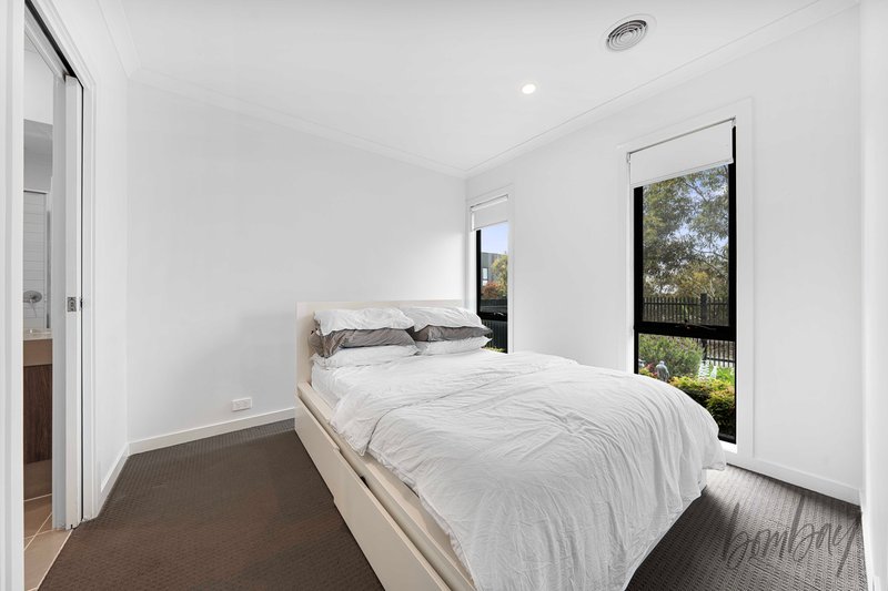 Photo - 23 Lapis Walk, Craigieburn VIC 3064 - Image 9