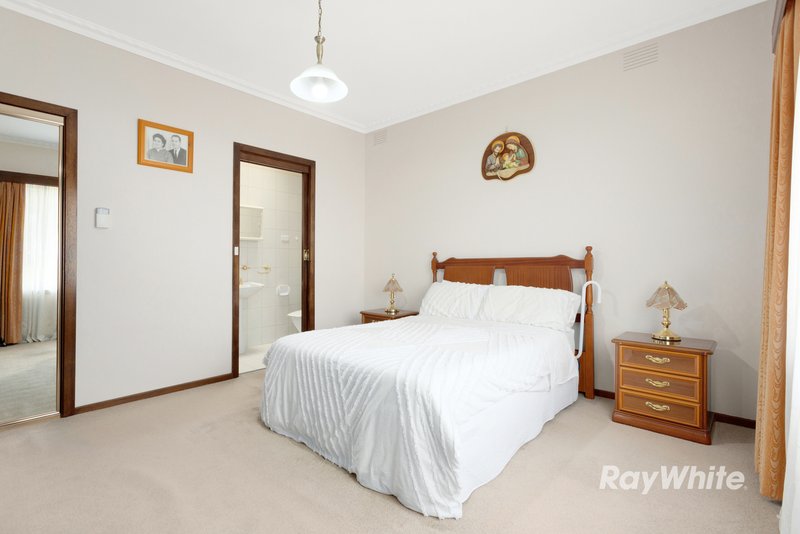 Photo - 23 Leatherwood Crescent, Wheelers Hill VIC 3150 - Image 3