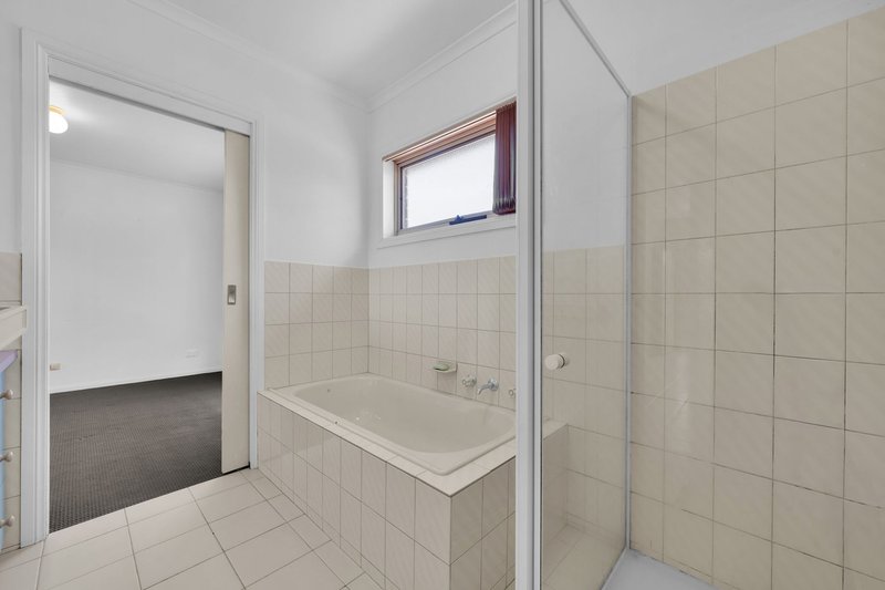 Photo - 2/3 Leopold Crescent, Hampton Park VIC 3976 - Image 7