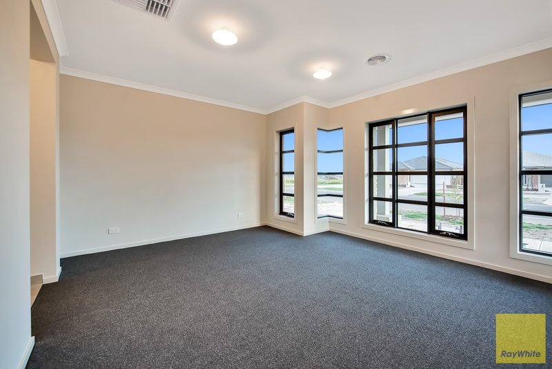 Photo - 23 Madden Boulevard, Tarneit VIC 3029 - Image 4