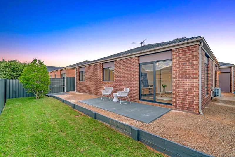 Photo - 23 Moor Park Drive, Craigieburn VIC 3064 - Image 16