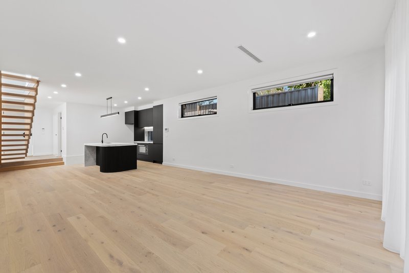 Photo - 2/3 Munro Street, Macleod VIC 3085 - Image 2