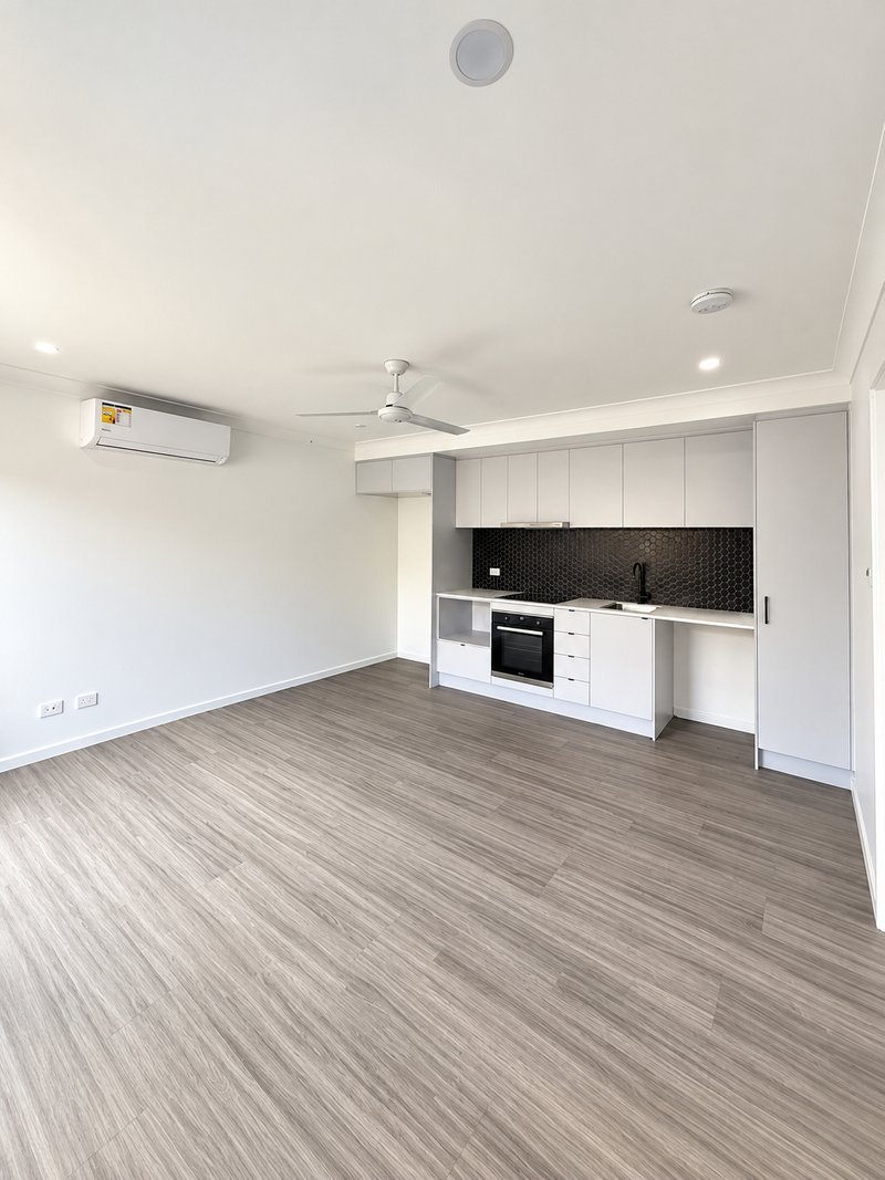Photo - 2/3 Oak Crescent, Morayfield QLD 4506 - Image 2