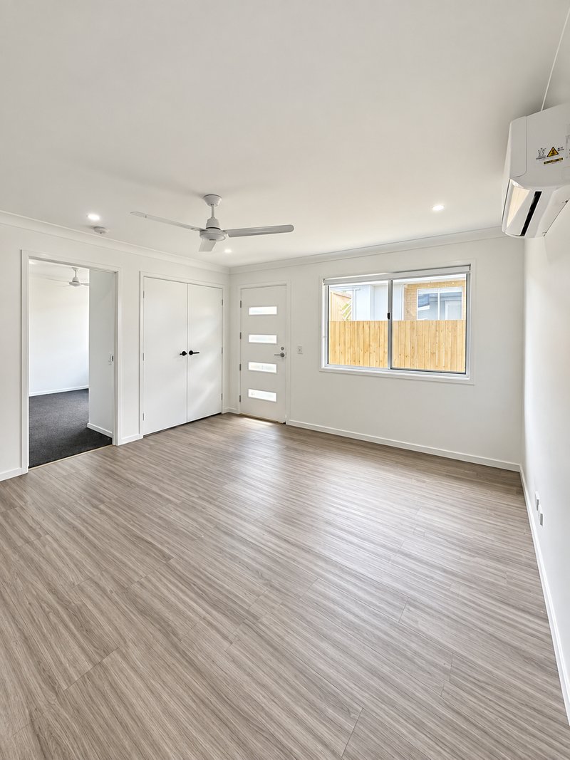 Photo - 2/3 Oak Crescent, Morayfield QLD 4506 - Image 3