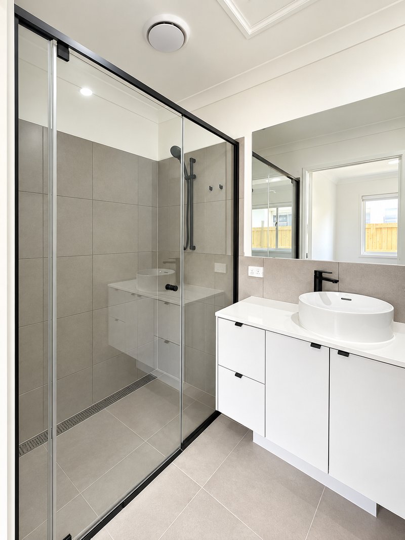 Photo - 2/3 Oak Crescent, Morayfield QLD 4506 - Image 5