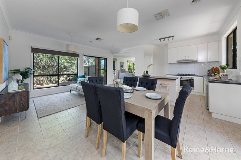 Photo - 23 Orchardview Grove, Sunbury VIC 3429 - Image 10