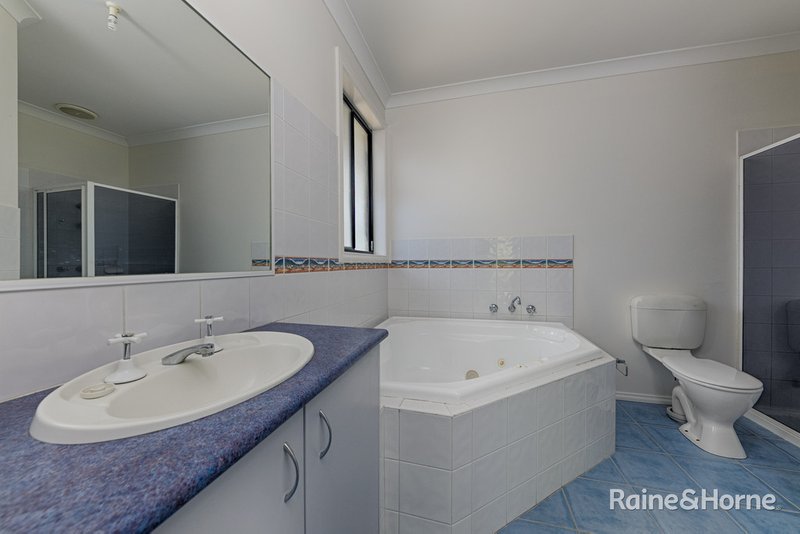 Photo - 23 Orchardview Grove, Sunbury VIC 3429 - Image 15