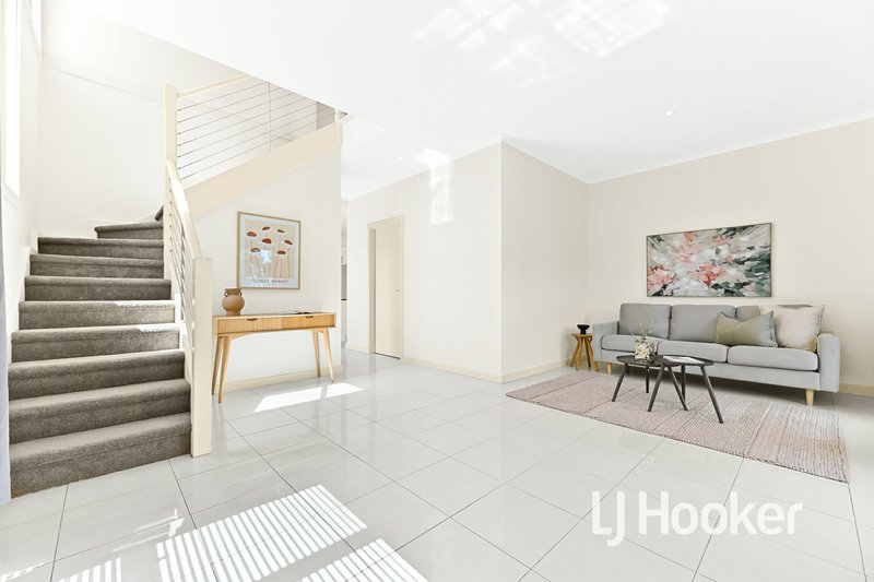 Photo - 23 Pendula Place, Pakenham VIC 3810 - Image 7