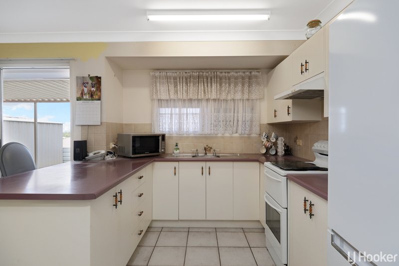 Photo - 23 Permien Street, Norman Gardens QLD 4701 - Image 4