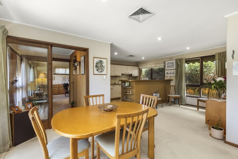 Photo - 23 Rowitta Drive, Glen Waverley VIC 3150 - Image 4