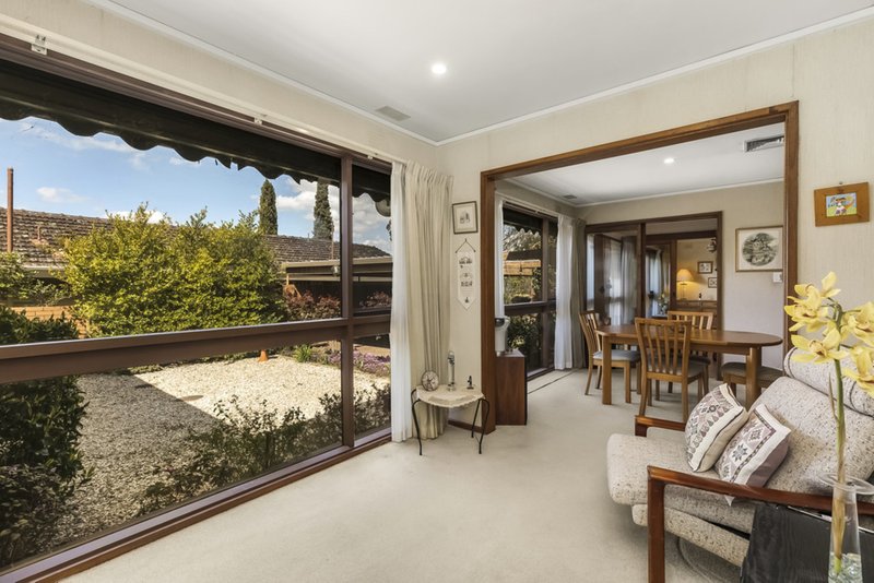 Photo - 23 Rowitta Drive, Glen Waverley VIC 3150 - Image 5