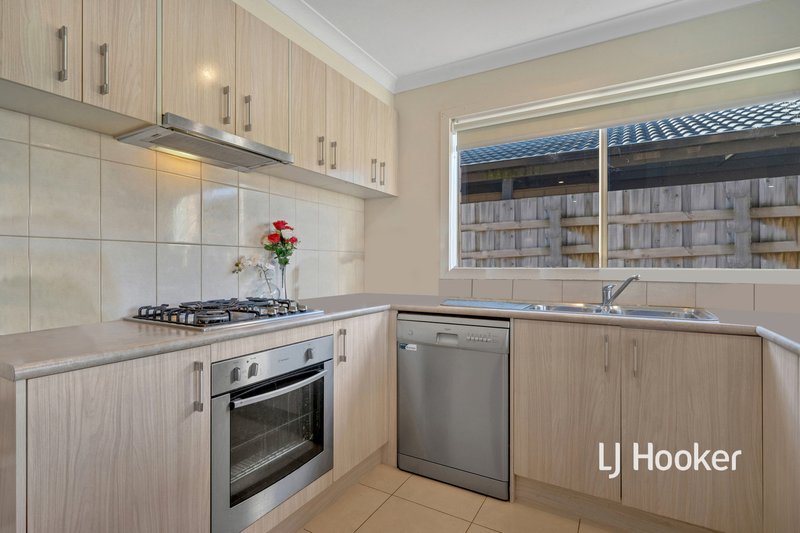 Photo - 23 Sallys Run, Hampton Park VIC 3976 - Image 7