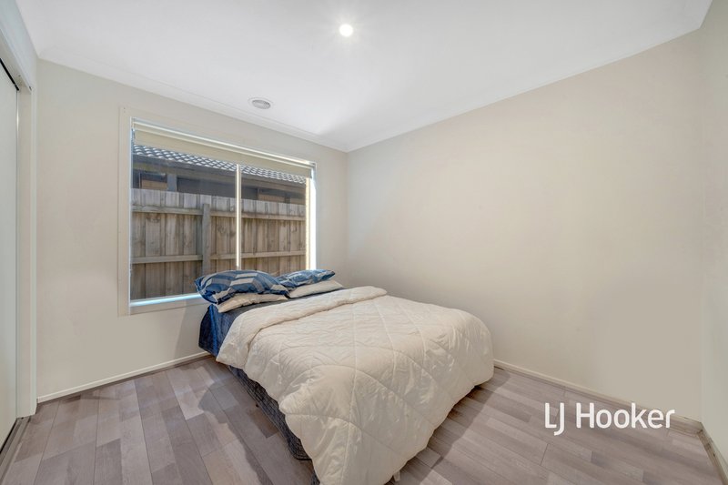 Photo - 23 Sallys Run, Hampton Park VIC 3976 - Image 9