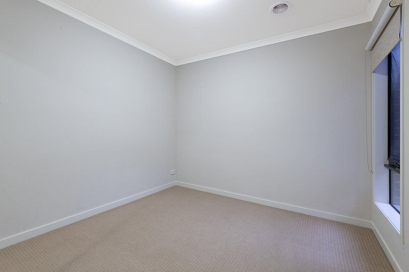 Photo - 23 Springleaf Avenue, Clyde North VIC 3978 - Image 14