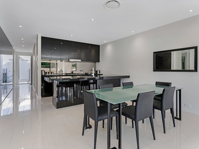 Photo - 23 Theatre Drive, Benowa QLD 4217 - Image 3