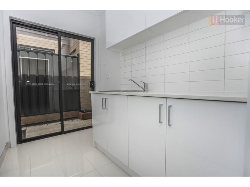 Photo - 23 Viewmont Avenue, Craigieburn VIC 3064 - Image 10