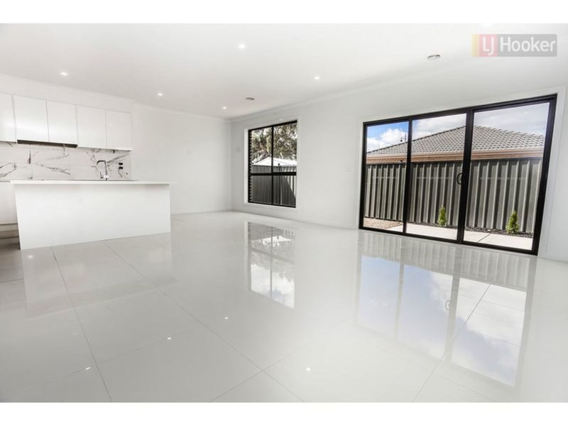 Photo - 23 Viewmont Avenue, Craigieburn VIC 3064 - Image 12