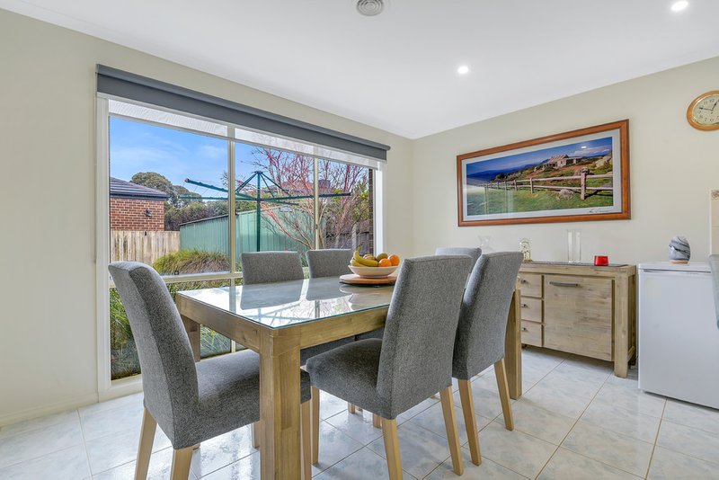 Photo - 23 Vivienne Way, Berwick VIC 3806 - Image 4