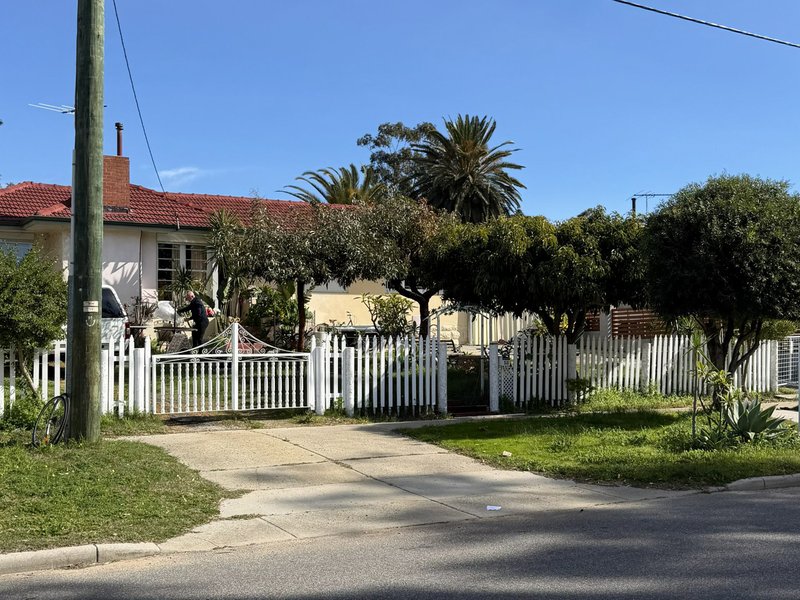 Photo - 23 Walgreen Crescent, Calista WA 6167 - Image 2