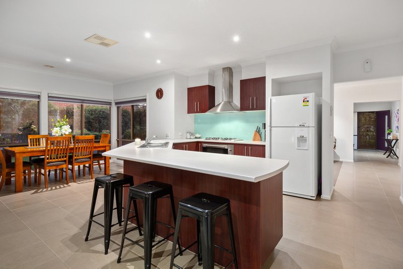 Photo - 23 Waterford Rise, Pakenham VIC 3810 - Image 6