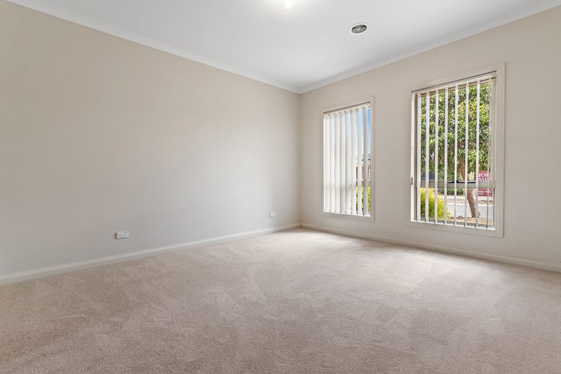 Photo - 23 William Hovell Pass, Craigieburn VIC 3064 - Image 2